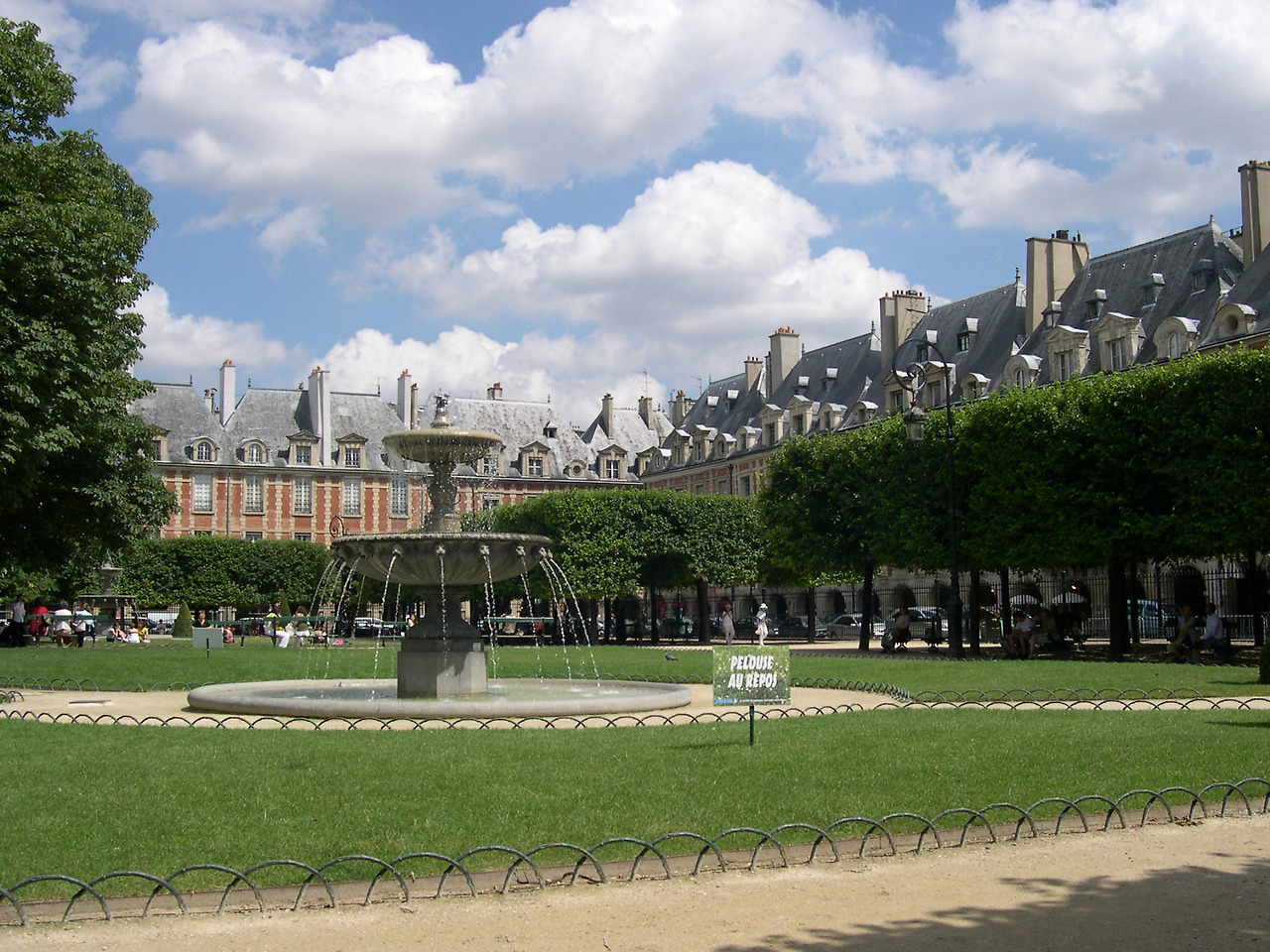 Paris_PlaceDesVosges_NordNordEst.jpg