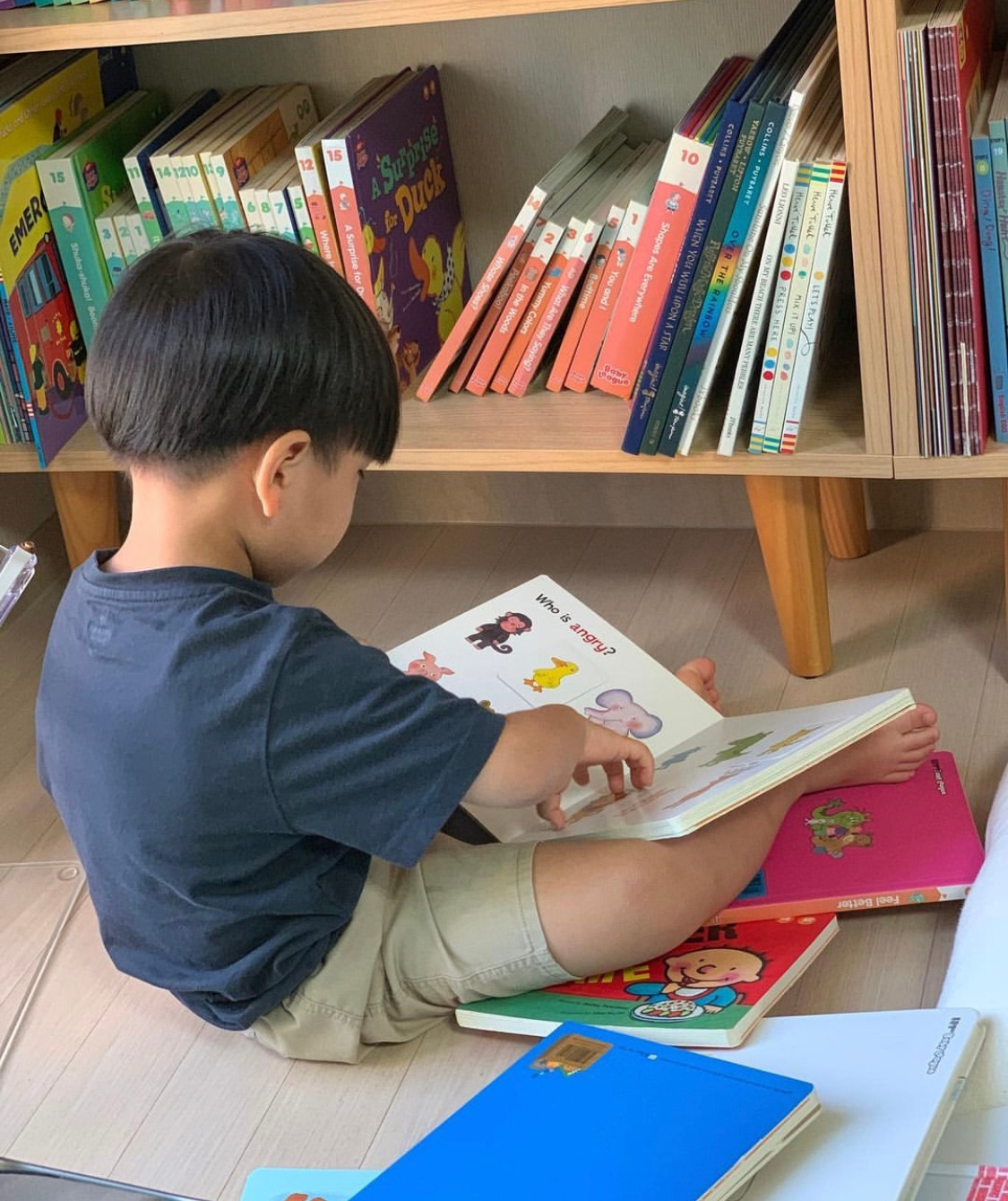 책 읽는 율이.jpg