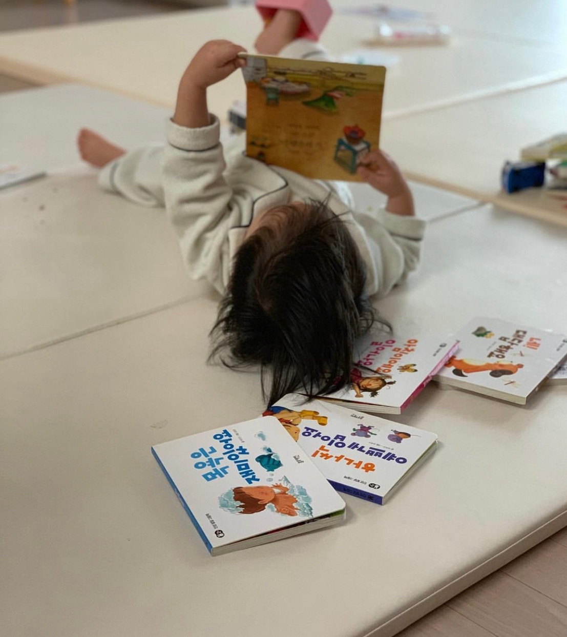 책 읽는 율이1.jpg