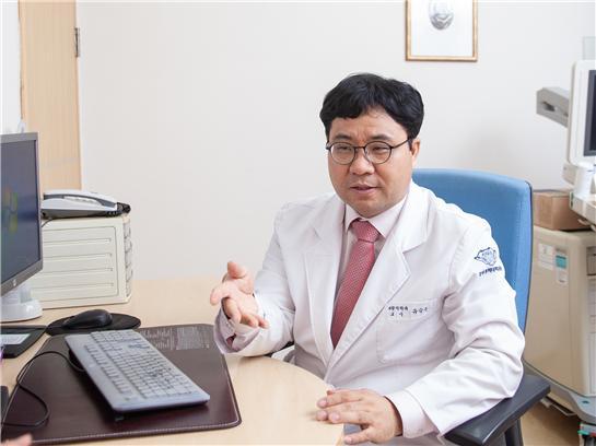 재활의학과 유승돈 교수가 운동법에 관해 설명하고 있다..jpg