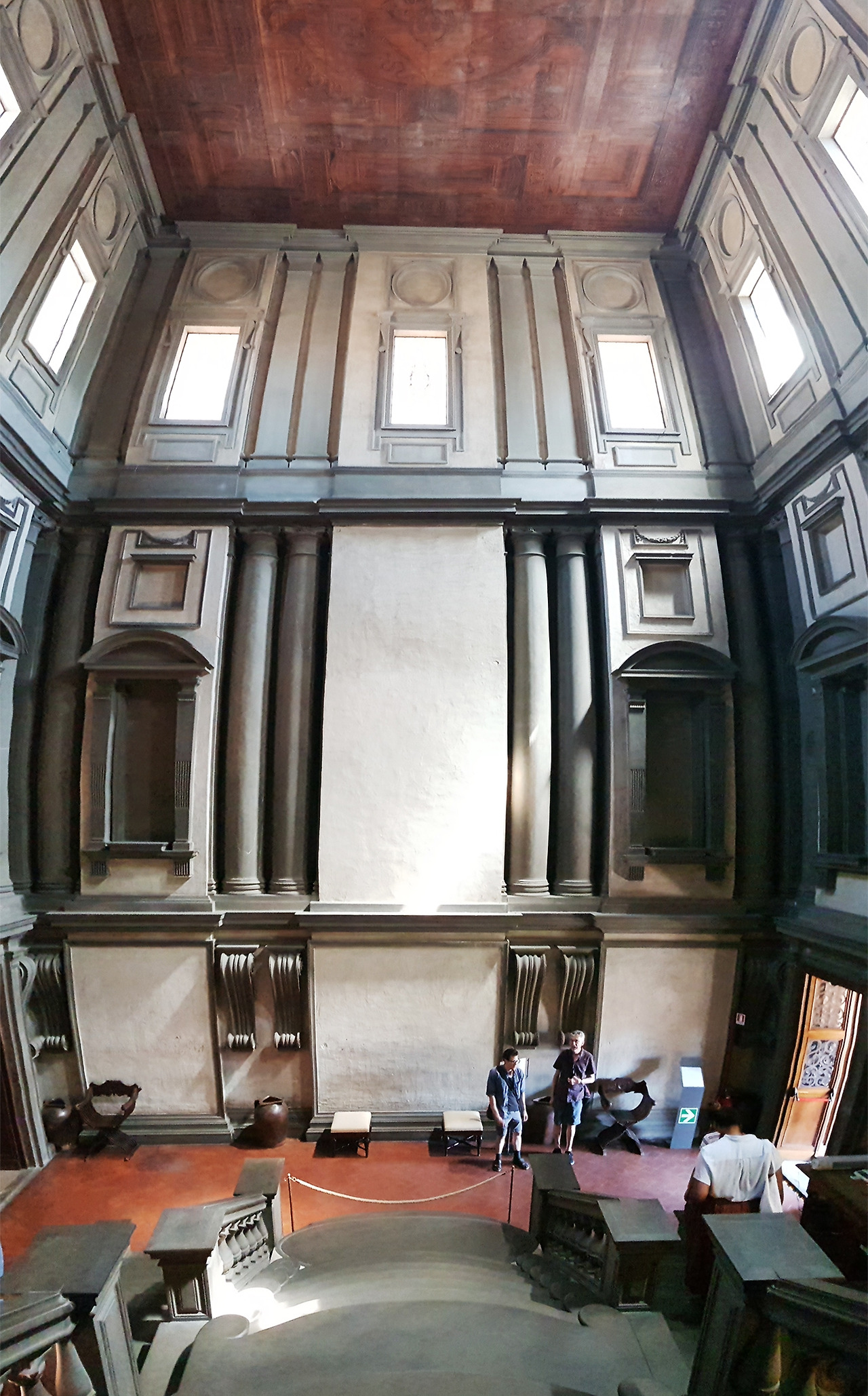 벽과 벽감이 모두 비워져 있는 라우렌치아나 도서관의 전실-3.jpg