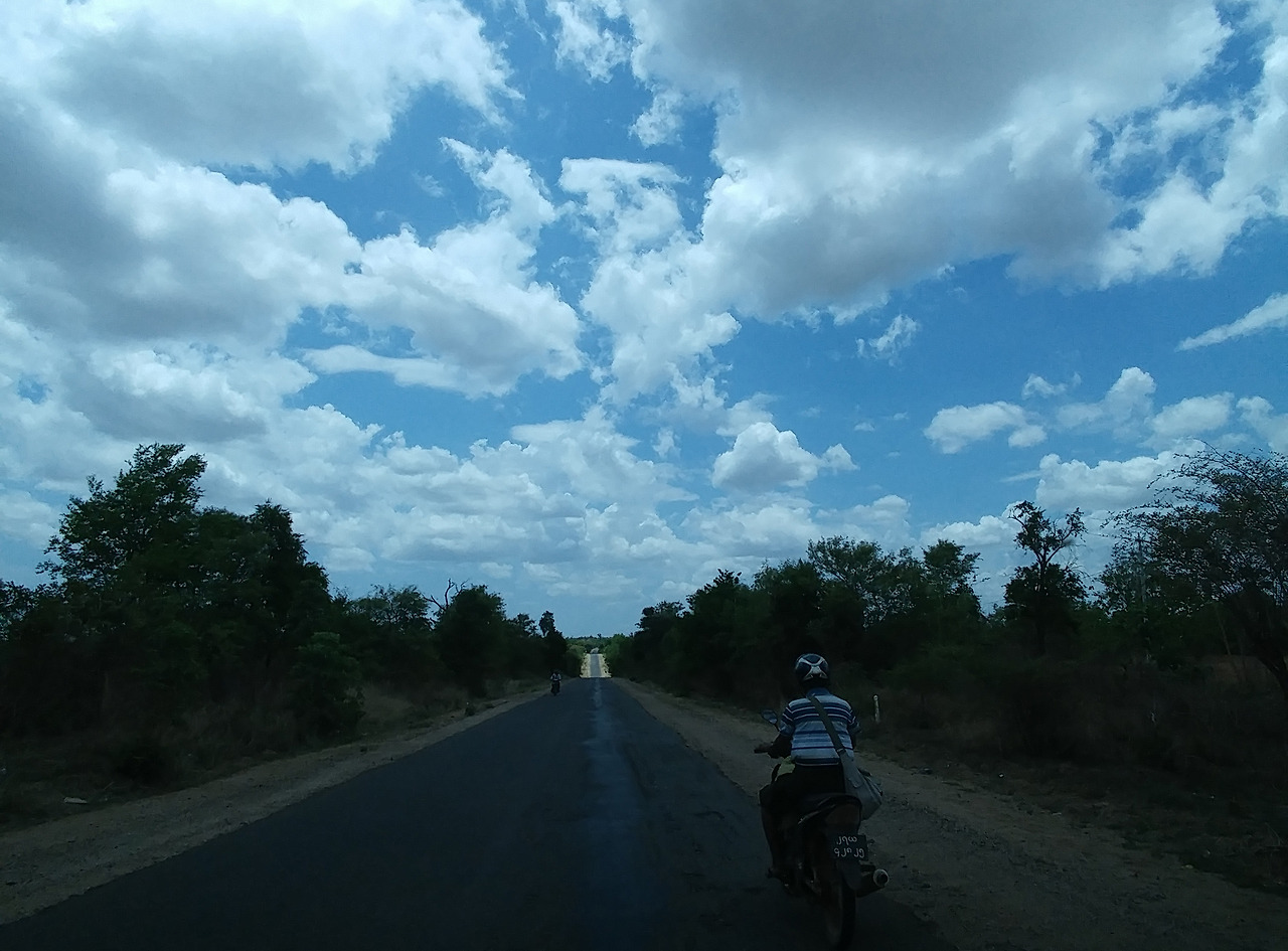 바간으로 가는 도로에서 만난 오토바이를 탄 청년.jpg