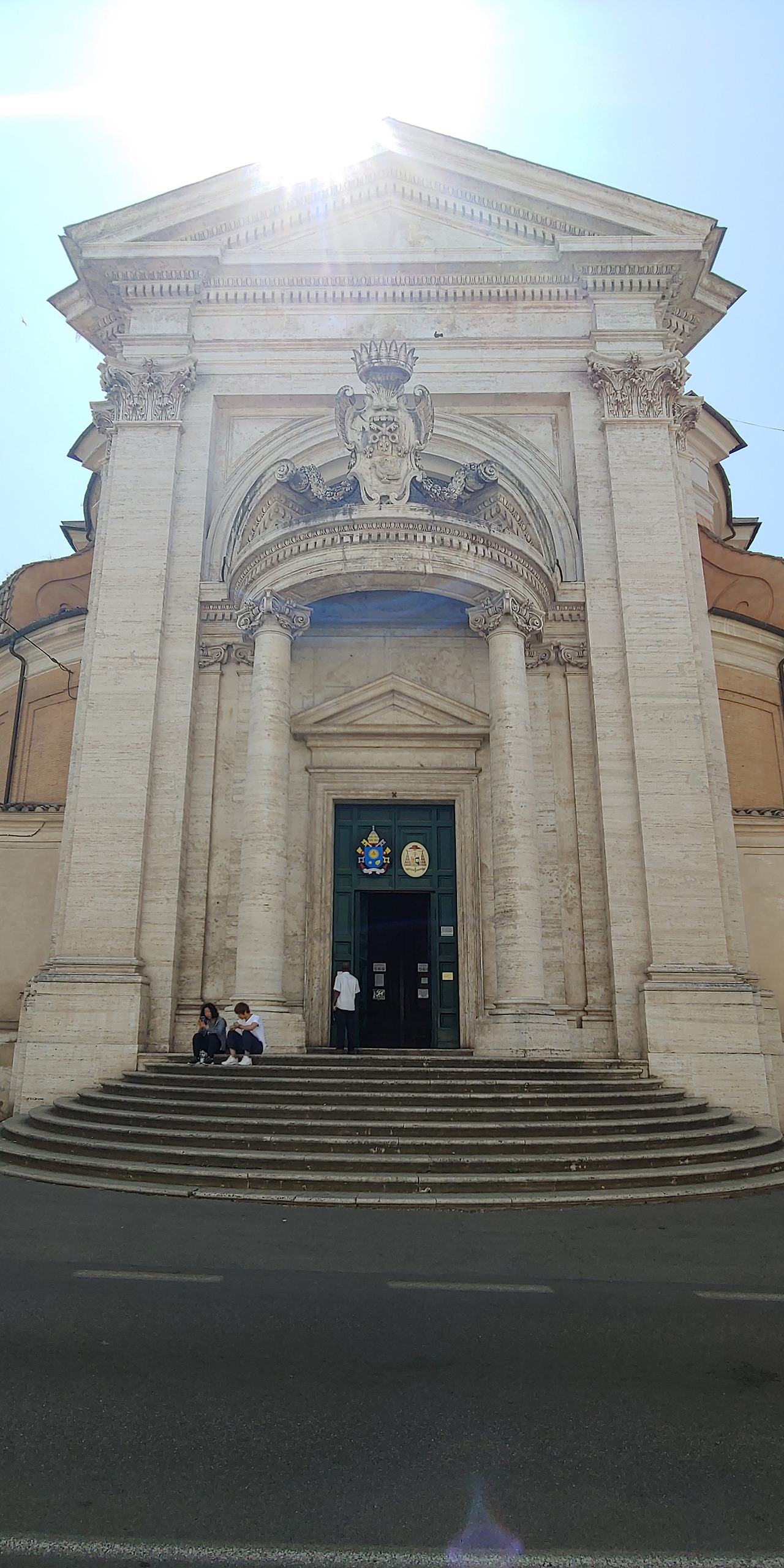 정제된 우아함이 느껴지는 산 안드레아의 정면.jpg