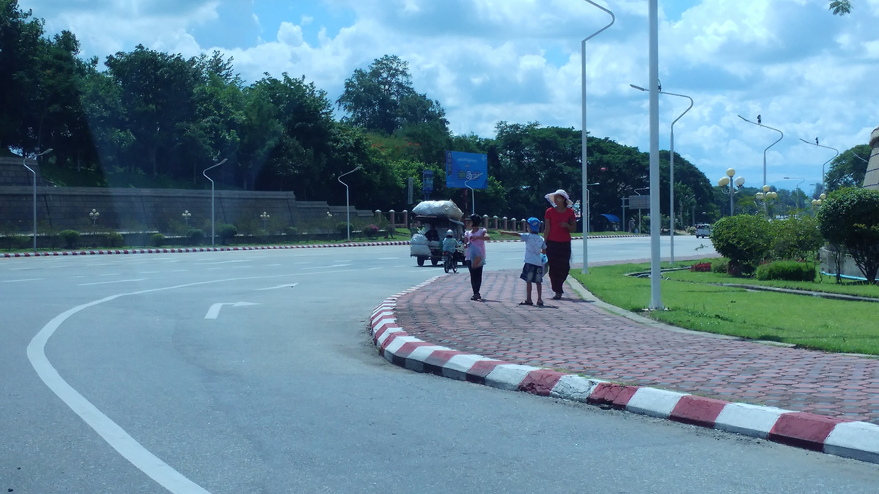 허무맹랑하게 큰 신수도 네피도의 도로를 걷는 남매와 어머니.jpg