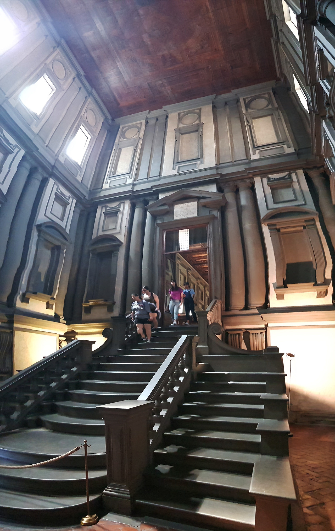 열람실로 연결되는 전실 가운데 배치된 계단-1.jpg