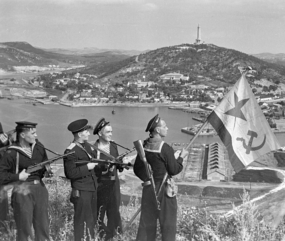 960px-RIAN_archive_834147_Hoisting_the_banner_in_Port-Artur._WWII_%281941-1945%29.jpg