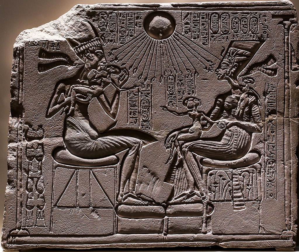 004 그림 3 Akhenaton_and_Nefertiti_with_three_of_their_daughters_under_the_rays_of_Aton.jpg
