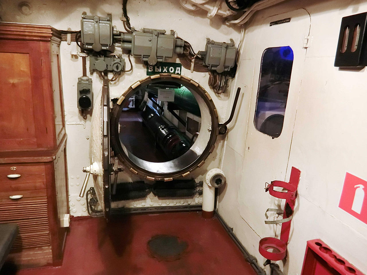 잠수함 저기 구멍 통과.jpg