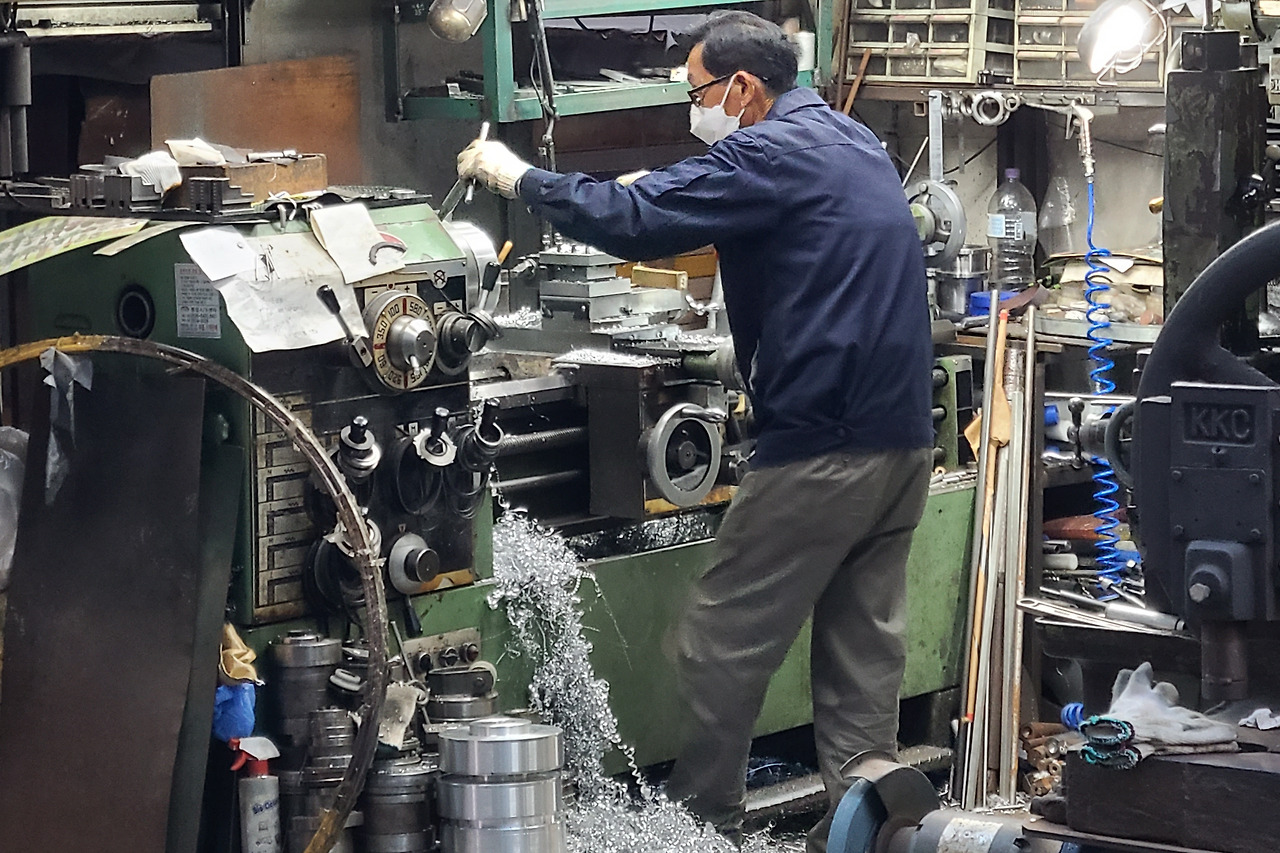 [그림 23_1] 금속을 밀리미터 단위로 깎는 작업 현장과 수북하게 쌓인 금속 조각 ⓒ허남설_1.jpg