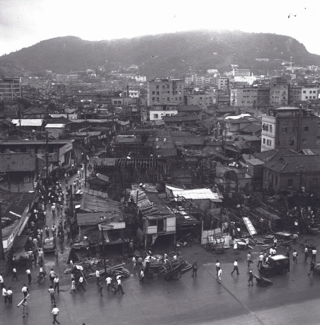 인현동의 판자집 철거(1966).jpg