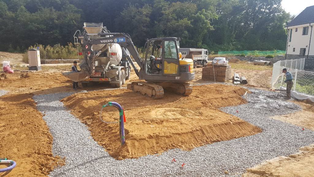 잡석깔기 및 버림콘크리트 타설.jpg