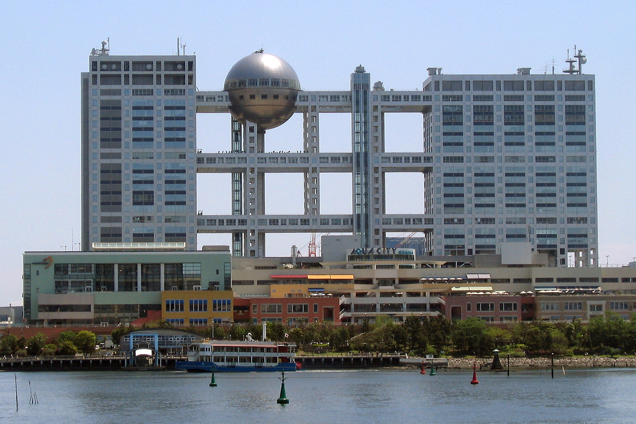 Fuji_TV_headquarters_and_Aqua_City_Odaiba_-_2006-05-03_edit.jpg