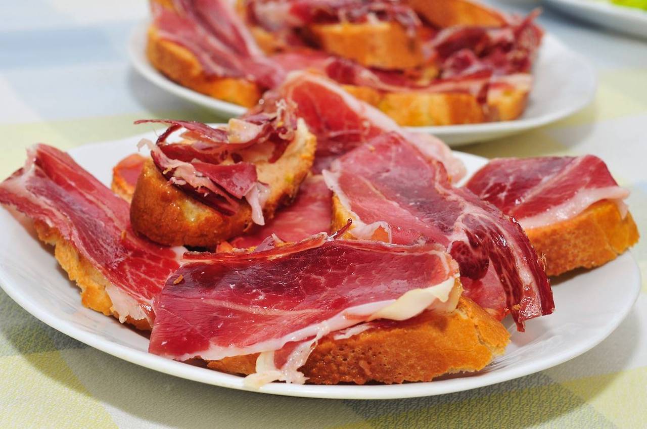 tapas-españolas-pantumaca-con-jamon.jpg