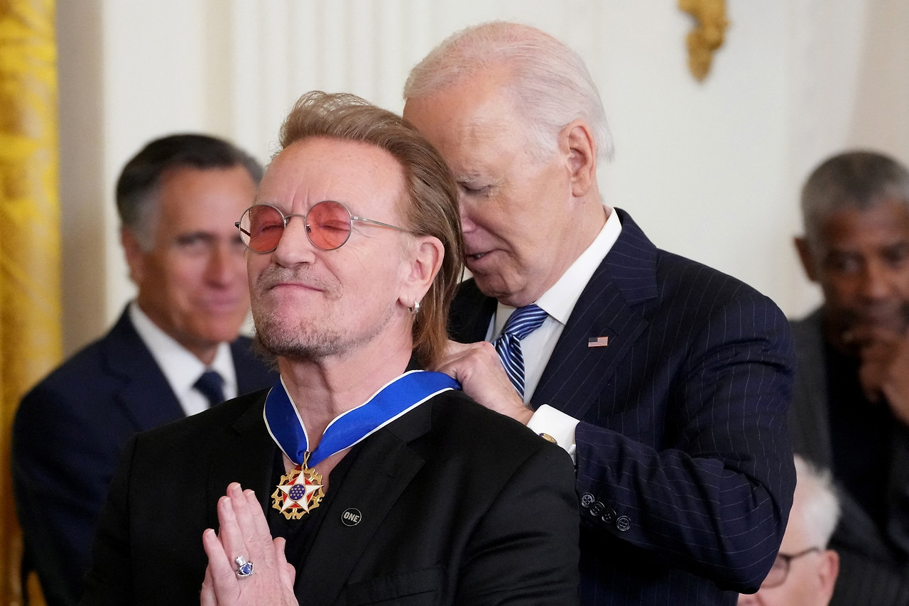 biden-medal-freedom-bono-rt-jt-250104_1736016469413_hpEmbed_3x2.jpg
