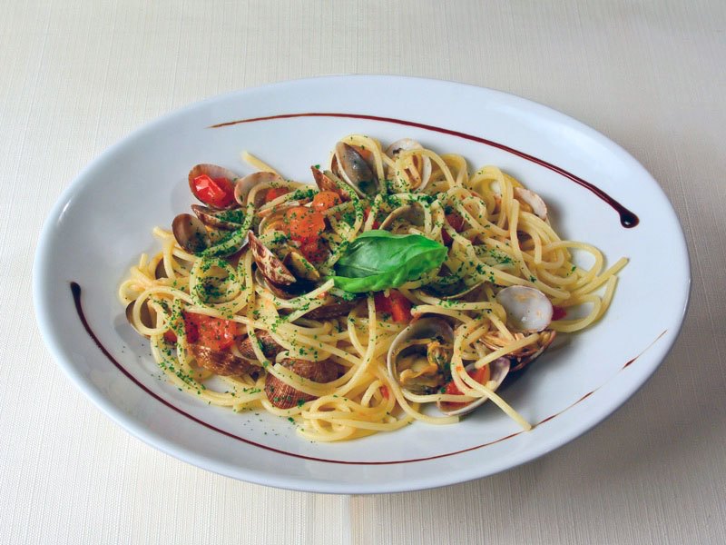 Spaghetti-di-grano-duro-Piatti-Arcimboldo-Garda.jpg