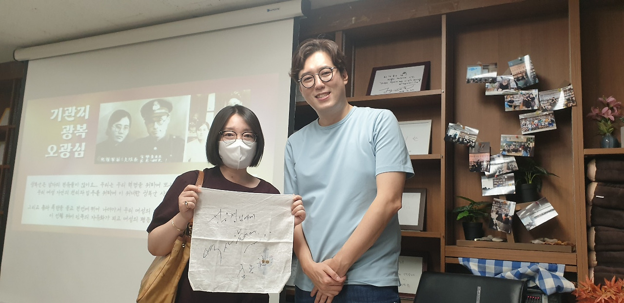 손수건에 받은 사인.jpg