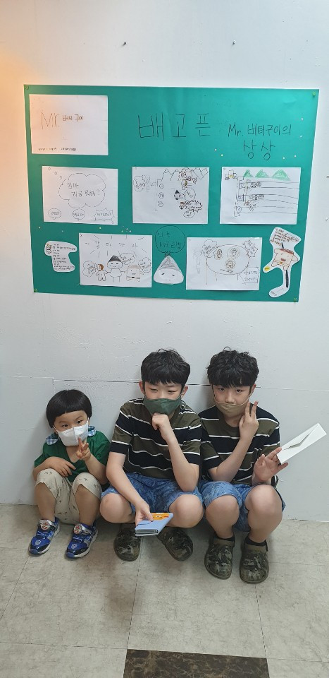 자신들이 그린 웹툰과 함께.jpg