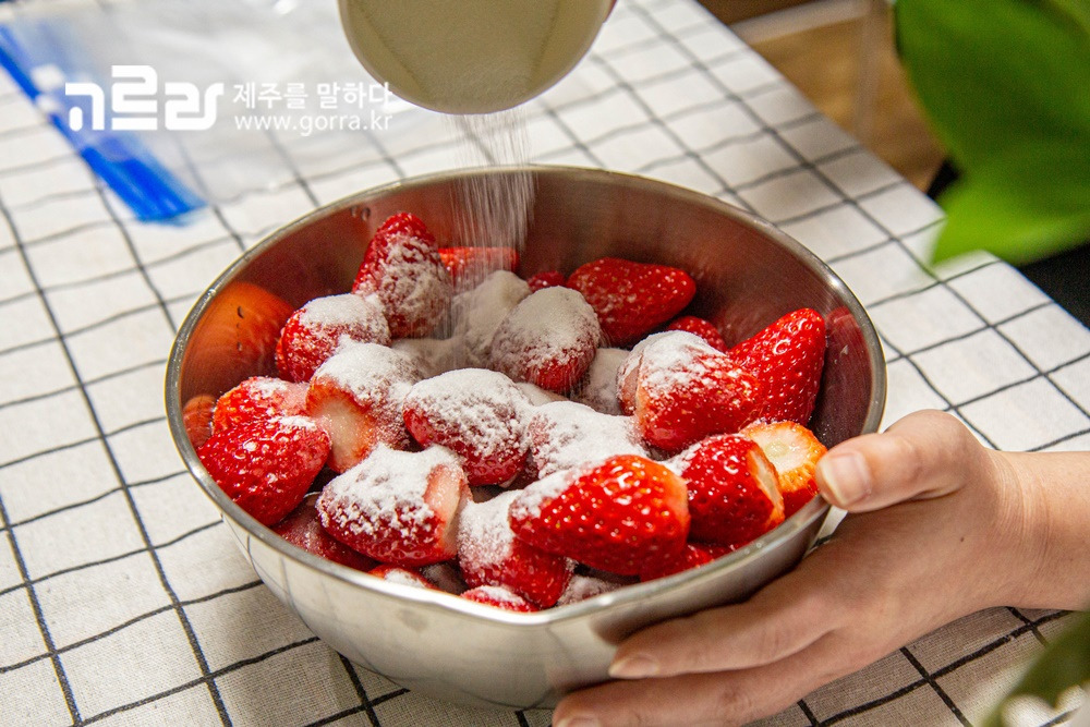 4 딸기주물럭- 설탕 뿌리고 조물조물 (37).jpg