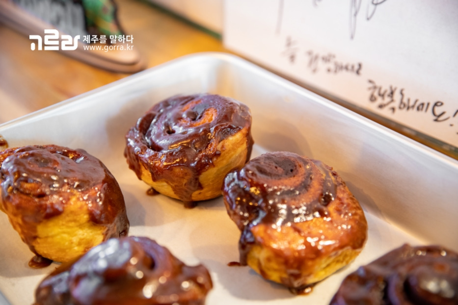 브런치-10. 시나몬롤_흰 거는 시나몬롤 클래식. 초코색은 솔티드 카라멜 (4).jpg