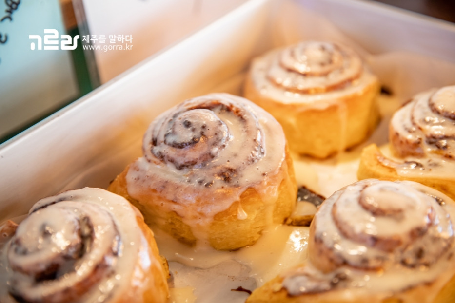 브런치-10. 시나몬롤_흰 거는 시나몬롤 클래식. 초코색은 솔티드 카라멜 (1).jpg