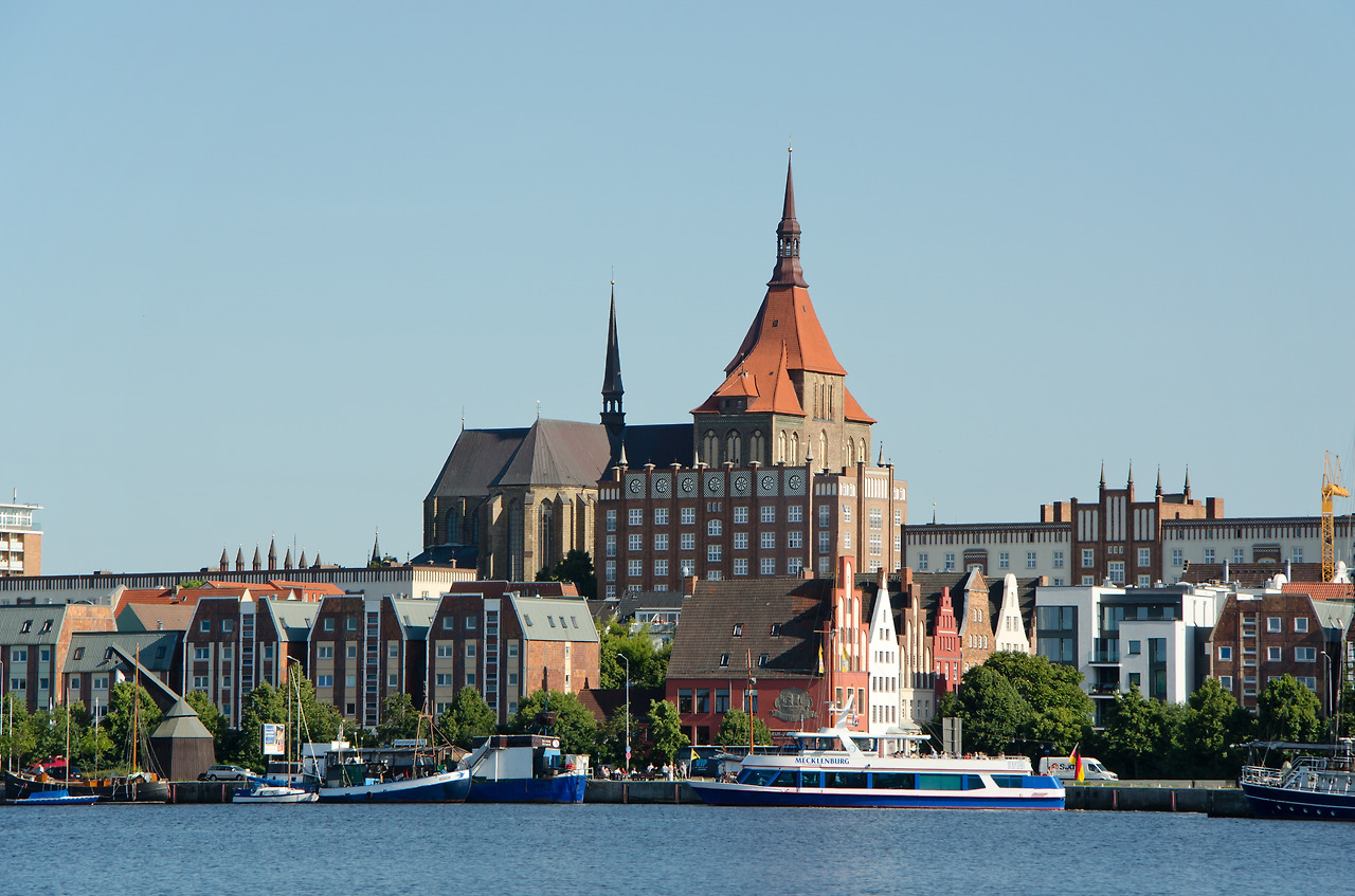 Rostock_nördl_Altstadt_mit_der_Marienkirche.jpg