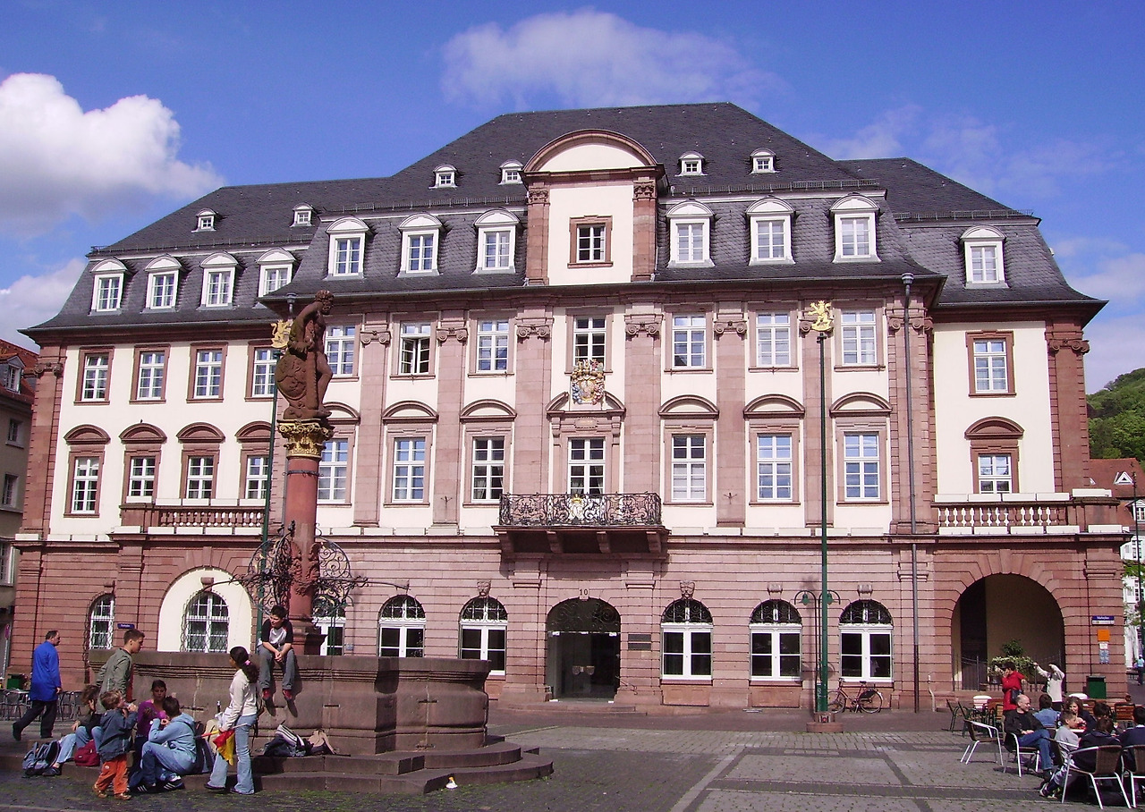 Herkulesbrunnen_und_Rathaus_Heidelberg.jpg