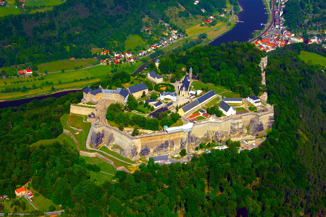 Aerial_photo_of_Festung_Königstein,_October_2008.jpg