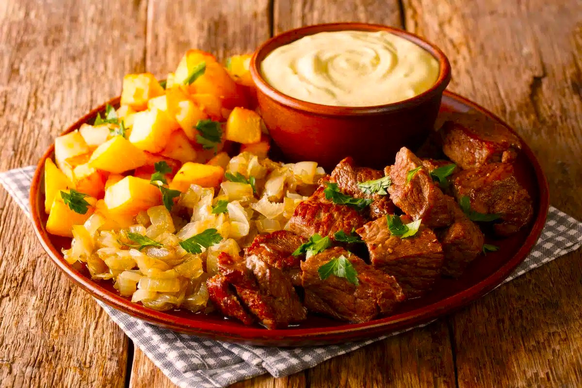 Gebratenes-Rindfleisch-mit-Kartoffeln-Zwiebeln-und-Schmandsauce.jpg