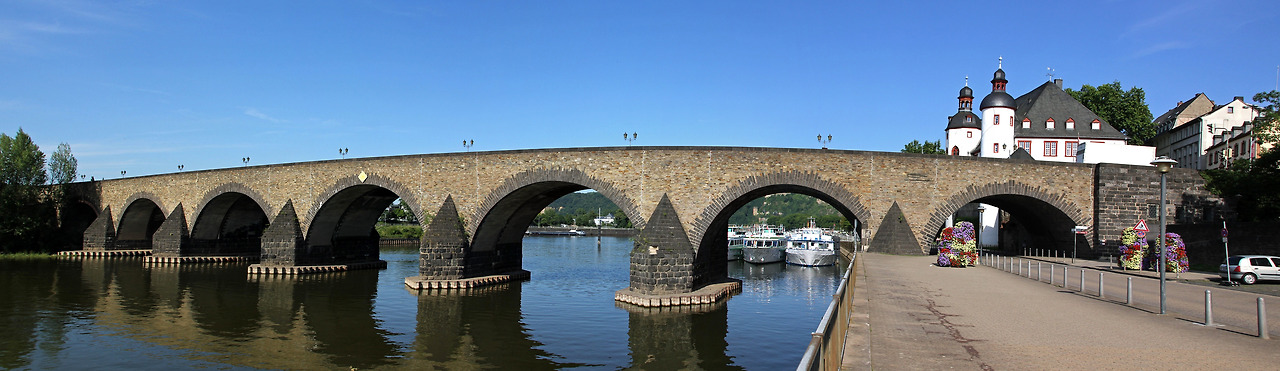 Koblenz_im_Buga-Jahr_2011_-_Balduinbrücke_01.jpg