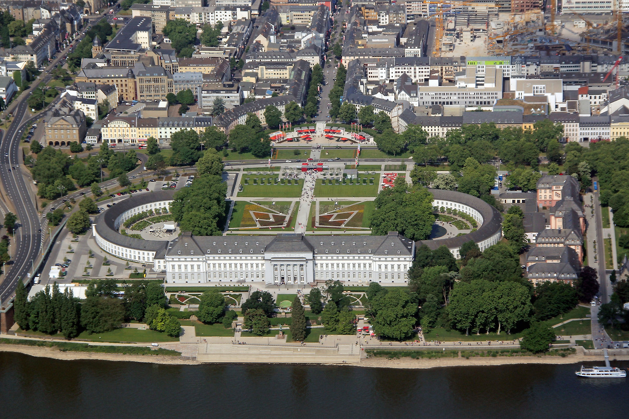 Koblenz_im_Buga-Jahr_2011_-_Luftbilder_01_residenzschloss.jpg
