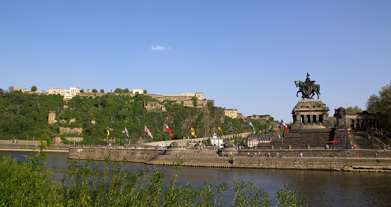 Koblenz_im_Buga-Jahr_2011_-_Deutsches_Eck_02.jpg