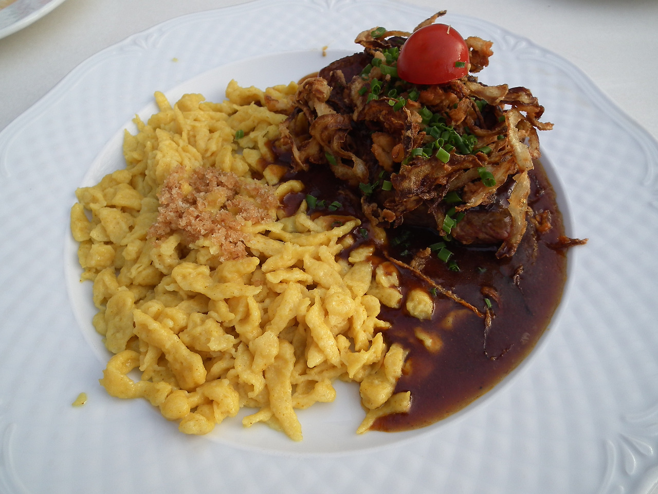 Zwiebelrostbraten_mit_Spätzle.jpg