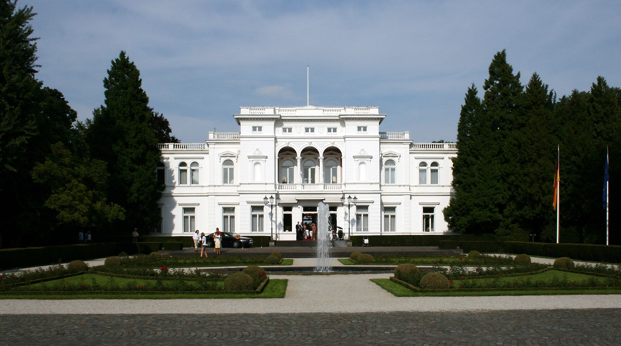 Villa_Hammerschmidt_Bonn_Seite_Adenauerallee_20080831.jpg