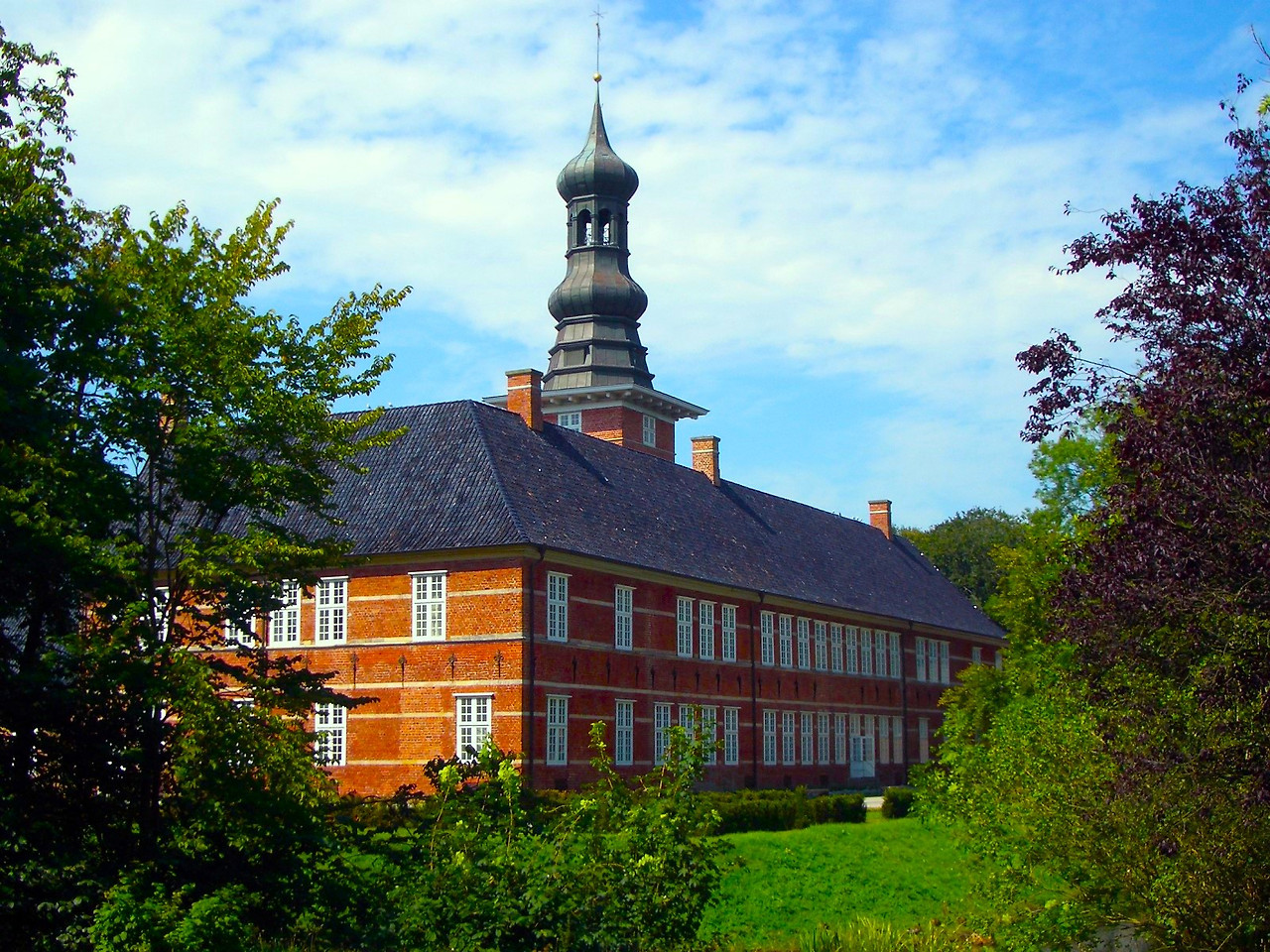 Schloss_vor_Husum_Ostfluegel_Aug2007.jpg