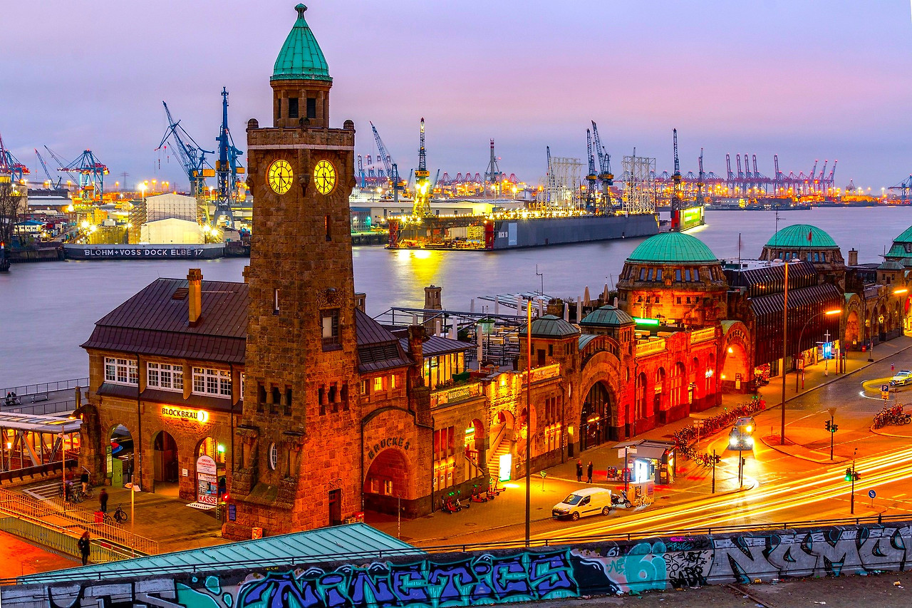 Hamburg_port-5788261_1920.jpg