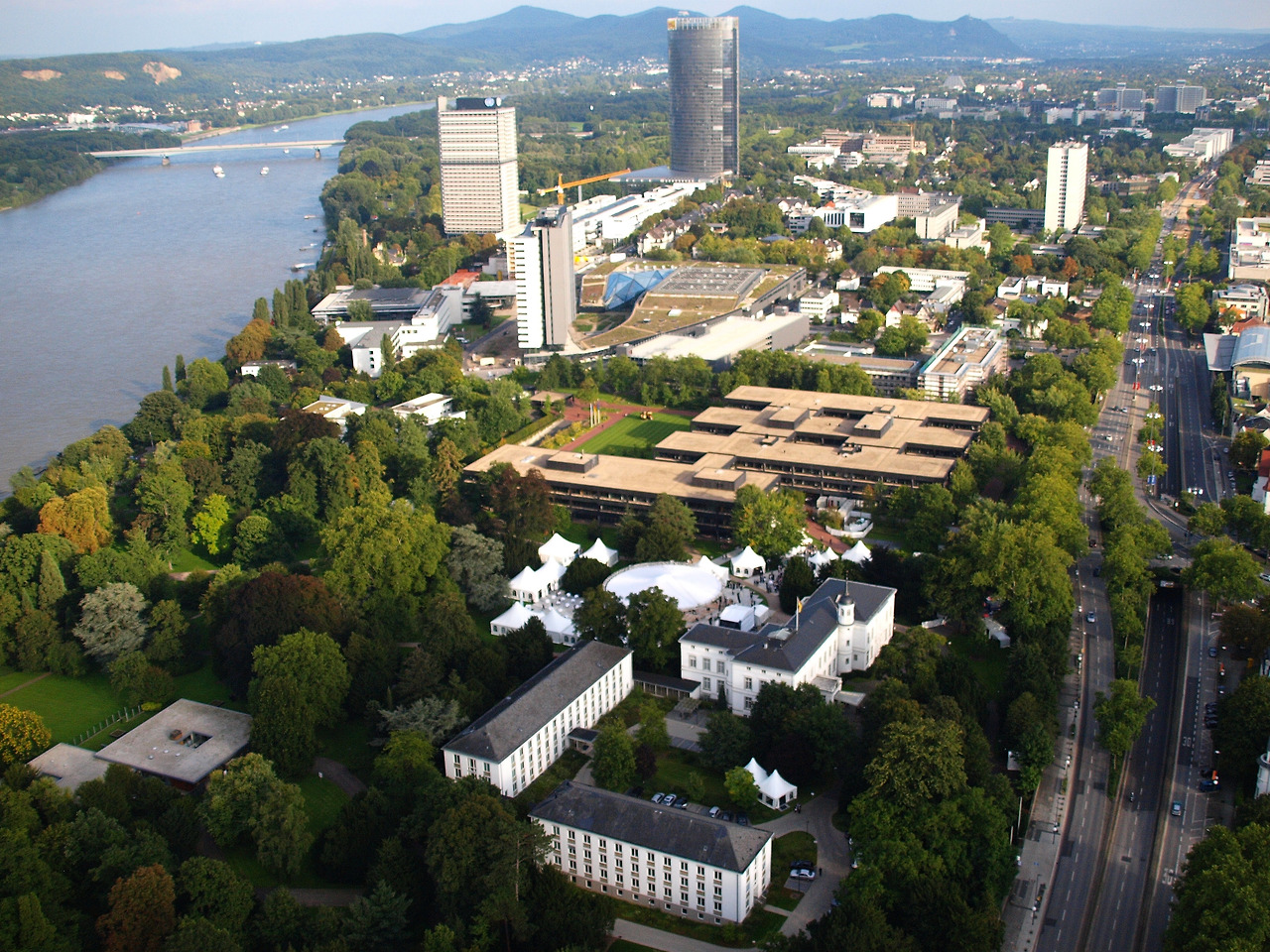 Bonn-Bundesviertel,_Luftaufnahme_2010.jpg
