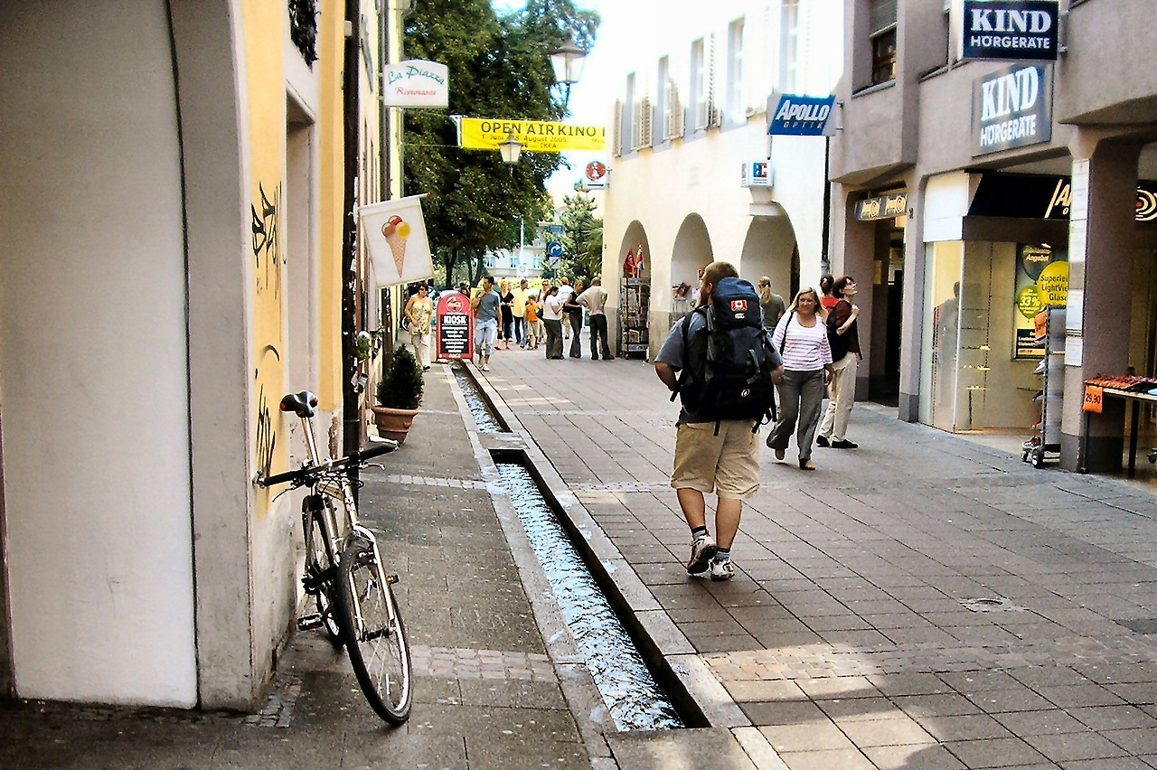 Friburgo_Ruscelli_nel_Centro_--_Freiburg_with_the_city_center_streams.jpg