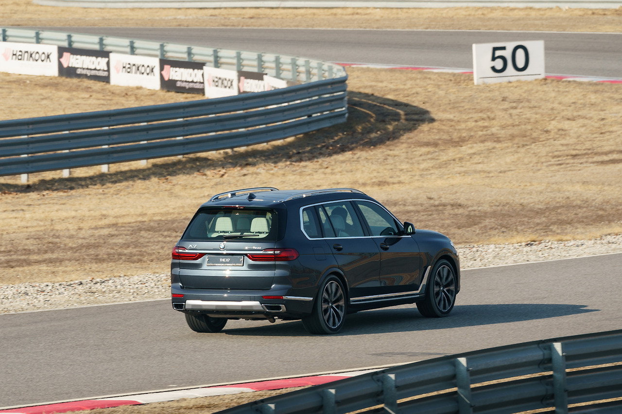 BMW 뉴 X7 클로즈드룸 (2).jpg