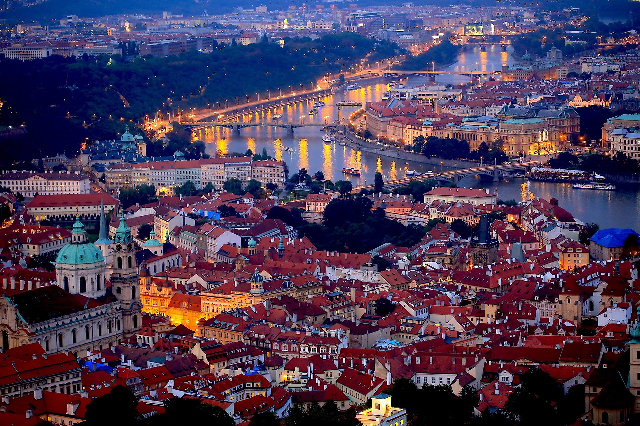 prague-night-689897_1920.jpg