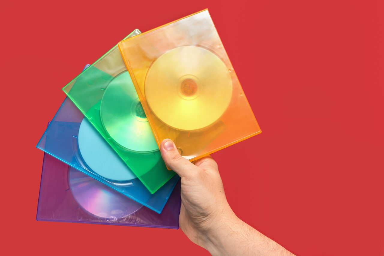 photo-of-person-s-hand-holding-compact-discs-3531767.jpg