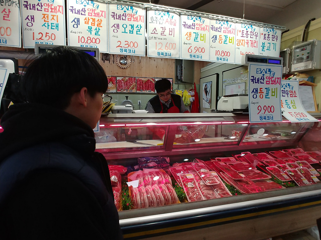 고기를_고르는_정호.jpg