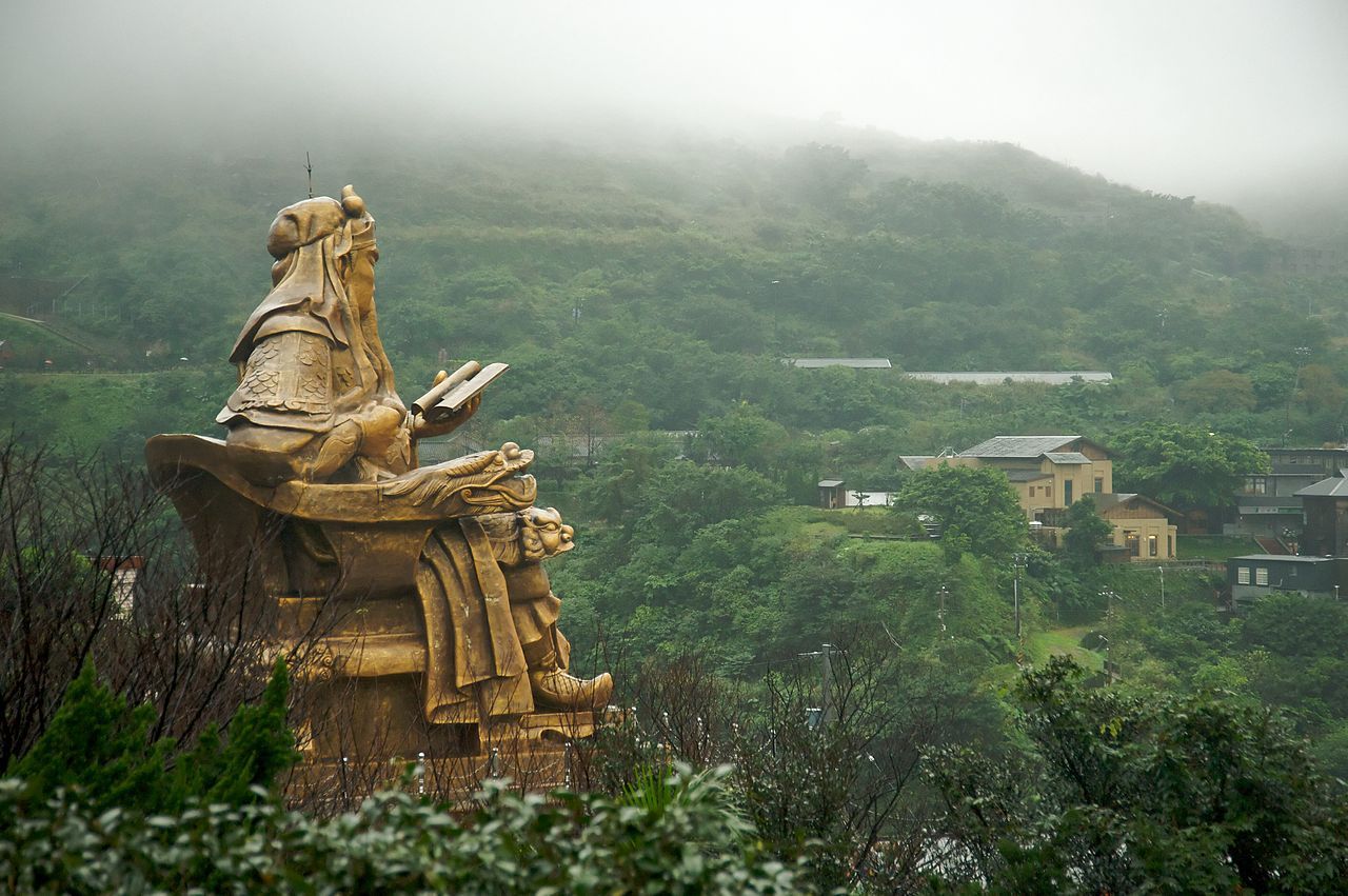 1280px-Taiwan_2009_JinGuaShi_Historic_Gold_Mine_Valley_View_Left_Page_FRD_8822_Giant_Statue_of_GuanYu.jpg
