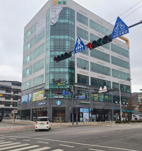 엠파워 프라자 스타벅스 사진.jpg