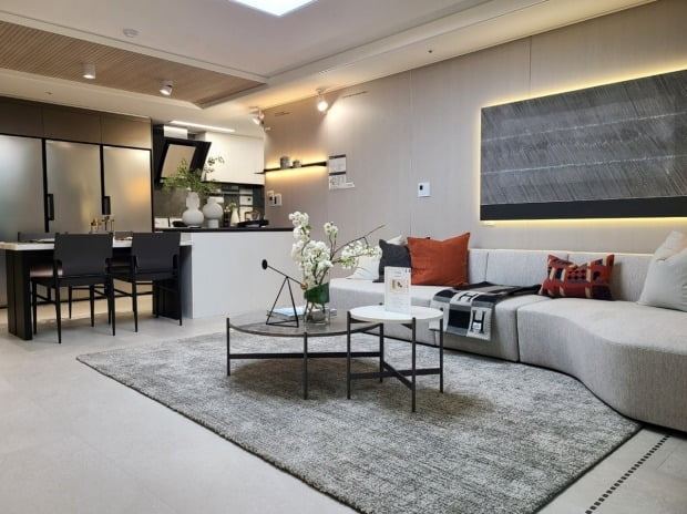 새절역 두산위브 트레지움' 전용 84㎡B타입 거실 전경.jpg