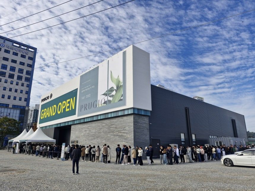 24일 개관한 김포 풍무역 푸르지오 더마크 모델하우스에는 방문객들의 대기행렬이 줄을 이었다.jpg