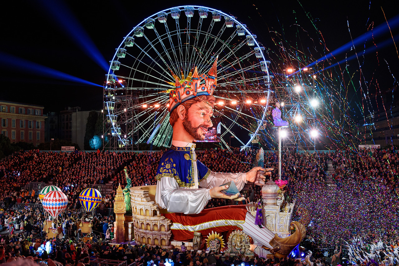 Défilé_nocturne_du_char_du_Roi_au_carnaval_de_Nice_2023.jpg