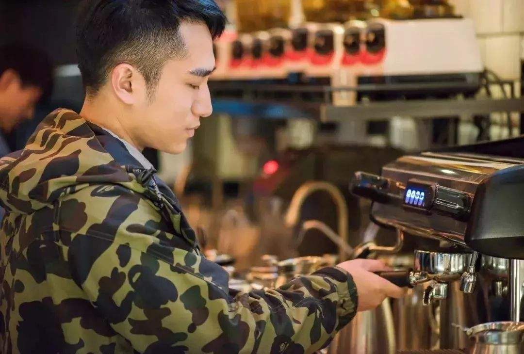 200629 만나통신사 칼럼 - 喜茶 ceo.jpg