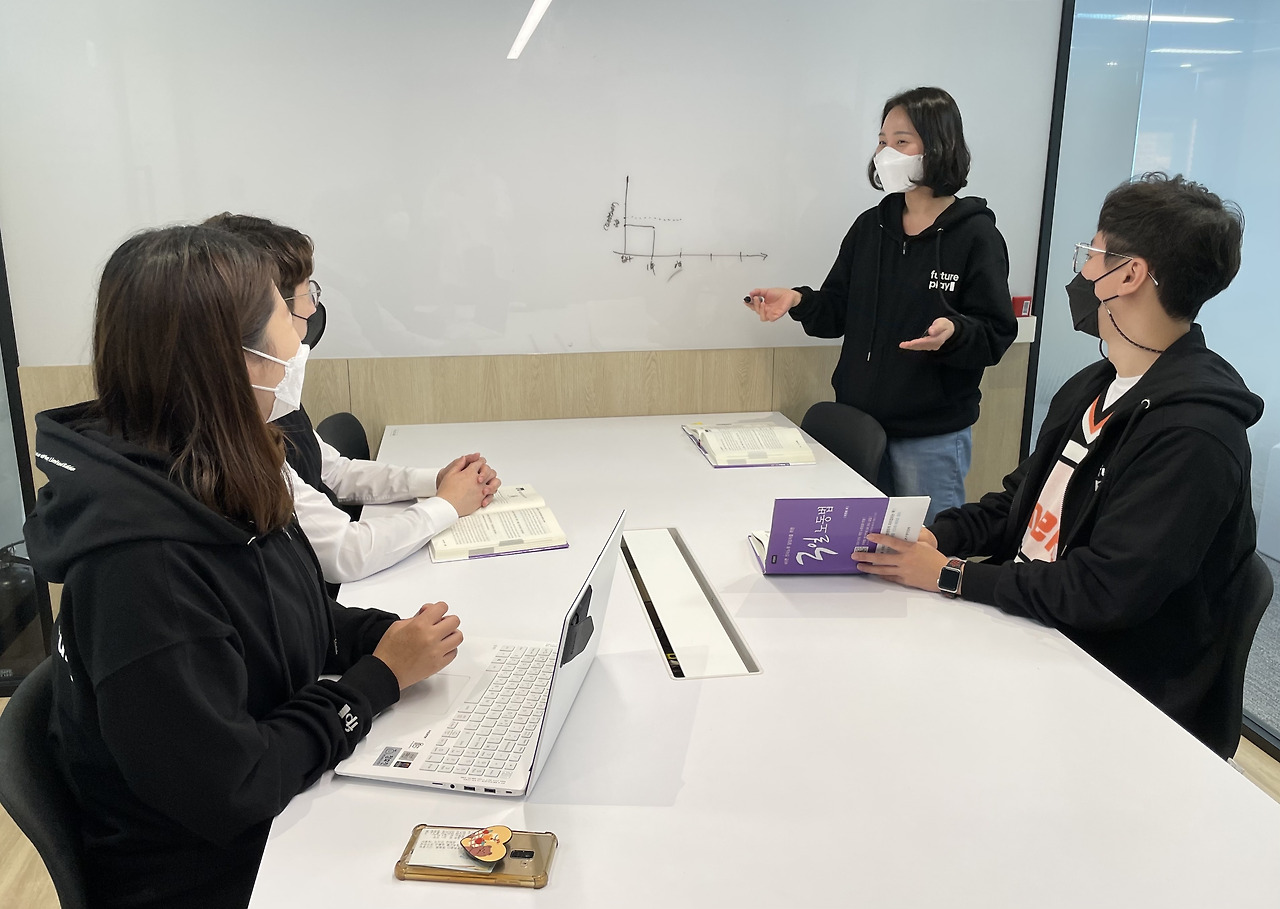 퓨처플레이 PXT(인사팀) 직원들이 업무 외 시간에 모여 노동법 지식 및 인사 업무 전반에 대한 스터디를 진행하고 있다.jpg