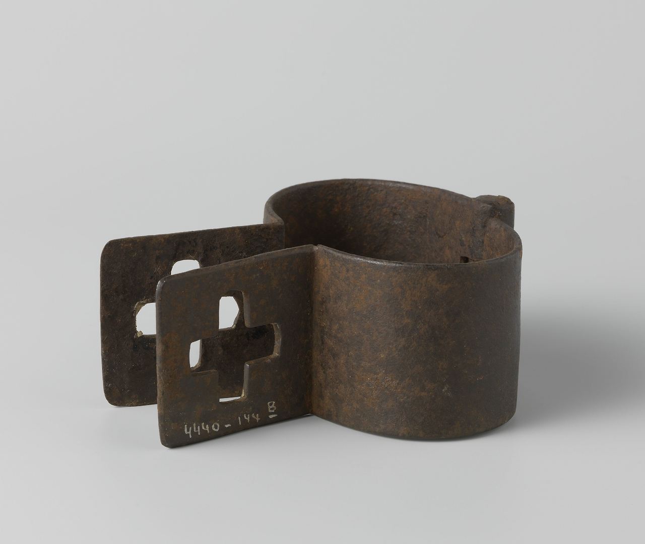 Slave shackle, anonymous, 1700 - 1899.jpg