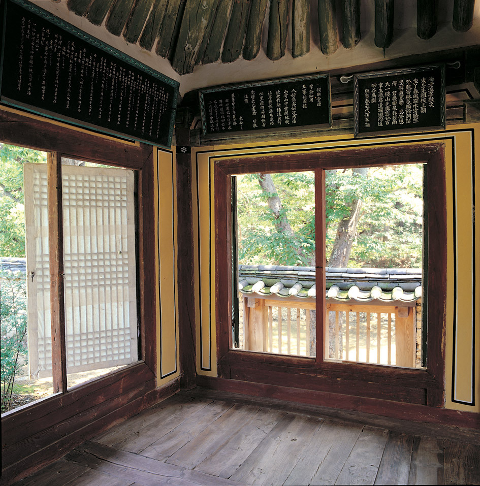 독락당사랑대청에서 살창 계류.jpg